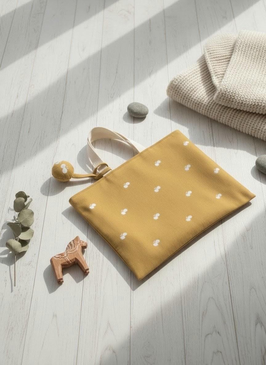 ミモザのような黄色が可愛い ちょうちょ刺繍の入園入学バッグ　レッスンバッグ　/ 　イエロー　/ 　名入れチャーム