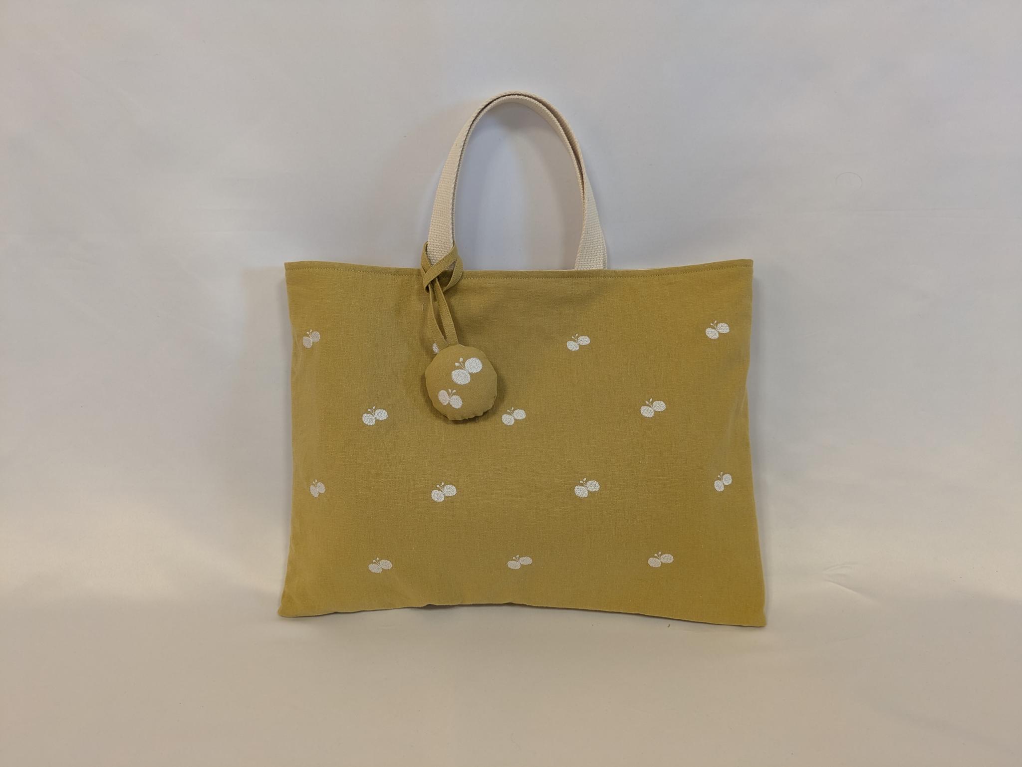 ミモザのような黄色が可愛い ちょうちょ刺繍の入園入学バッグ　レッスンバッグ　/ 　イエロー　/ 　名入れチャーム | 4枚目
