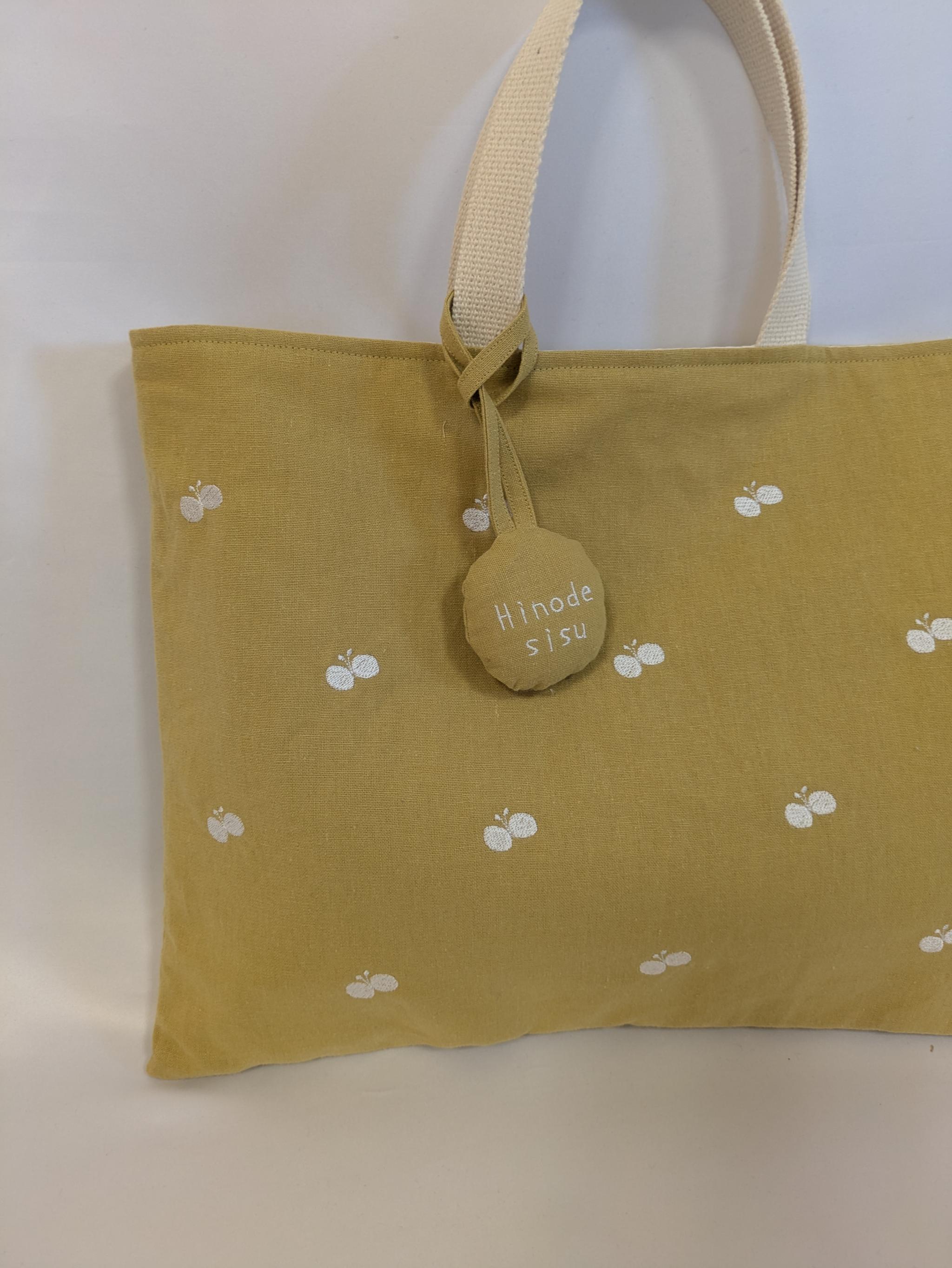 ミモザのような黄色が可愛い ちょうちょ刺繍の入園入学バッグ　レッスンバッグ　/ 　イエロー　/ 　名入れチャーム | 6枚目